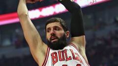 Nikola Mirotic coge un rebote en el partido de los Chicago Bulls ante los Detroit Pistons.