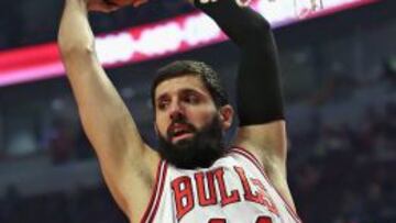Nikola Mirotic coge un rebote en el partido de los Chicago Bulls ante los Detroit Pistons.