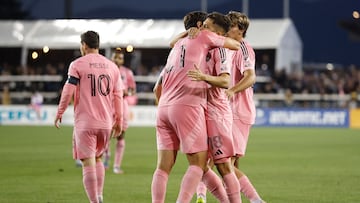 Jordi Alba festeja con Tadeo Allende uno de los goles de Inter Miami ante San Jose Earthquakes.