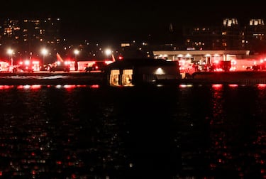 Vehículos de servicios de emergencia se encuentran cerca del lugar del accidente.