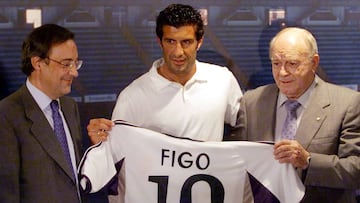 Figo, durante su presentación con el Real Madrid, fue uno de los traspasos más sonados en la historia del fútbol español. 