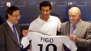 Portuguese player Luis Figo holds the Real Madrid shirt along with club President Florentino Perez (L) and soccer legend Alfredo Di&Acirc;&acute;Stefano (R) at his presentation in Bernabeu stadium July 24. Figo, who will become the world&#039;s most expensive player when Real pay the $56.1 million buy-out clause in his contract with Barcelona, arrived in Madrid by private jet on Monday. db/Photo by Desmond Boylan REUTERS