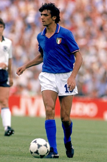 Este jugador puede presumir de un gran acierto de cara a puerta que le llev¨® a marcar en la final de la Copa del Mundo de 1982, hacer cuatro dianas en M¨¦xico 1986 y ser el m¨¢ximo goleador hist¨®rico de la Coppa de Italia, con 56 tantos. De aquella m¨ªtica selecci¨®n italiana que se alz¨® con el mundial del 82, varios participaron en la Copa del Mundo de Beach Soccer de 1995, entre ellos Altobelli. Disput¨® tambi¨¦n la edici¨®n de 1996, sin perder su relaci¨®n con el gol, siendo el m¨¢ximo goleador conjunto de ambos torneos.