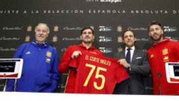 EL CORTE INGLÉS, CON LA SELECCIÓN. La Federación Española de Fútbol ha alcanzado un acuerdo, que ayer se escenificó, con El Corte Inglés para que la Selección absoluta vista trajes de la marca Emidio Tucci por un periodo de tres años. Vicente del Bosque, Iker Casillas y Sergio Ramos participaron en la presentación.