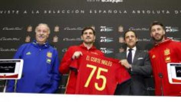 EL CORTE INGL&Eacute;S, CON LA SELECCI&Oacute;N. La Federaci&oacute;n Espa&ntilde;ola de F&uacute;tbol ha alcanzado un acuerdo, que ayer se escenific&oacute;, con El Corte Ingl&eacute;s para que la Selecci&oacute;n absoluta vista trajes de la marca Emidio Tucci por un periodo de tres a&ntilde;os. Vicente del Bosque, Iker Casillas y Sergio Ramos participaron en la presentaci&oacute;n. 
 