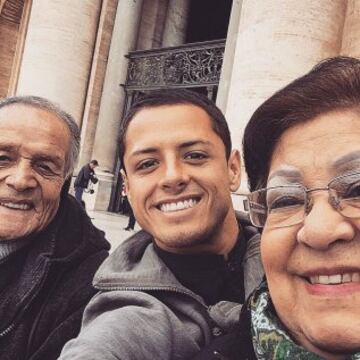 Chicharito con sus abuelos en el Vaticano. 