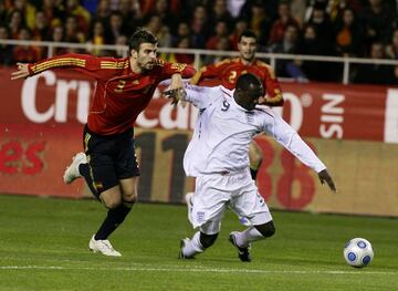 Piqué debutó como titular con la selección española de fútbol un 11 de febrero de 2009, en un partido amistoso frente a la selección inglesa. El partido se desarrolló en el Sánchez Pizjuán de Sevilla. 