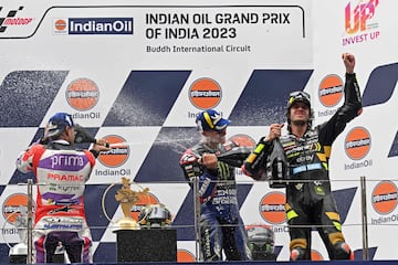 Marco Bezzecchi, Jorge Martín y Fabio Quartararo celebran en el podio sus primeros puestos en la carrera del GP de India.