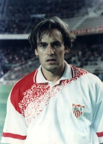 Desde 1988 hasta 1991  estuvo en el Barça. Al Sevilla llegó en 1993. 