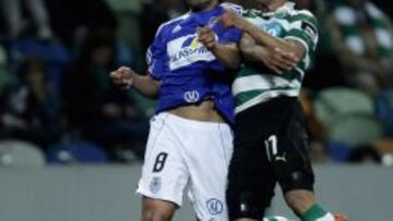 Jeffren remata un balón.