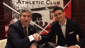 Aduriz estrecha la mano de Urrutia, presidente del Athletic, tras su renovaci&oacute;n.