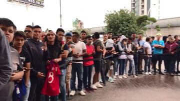 Afición mexicana se volcó en busca de fotos con figuras chilenas