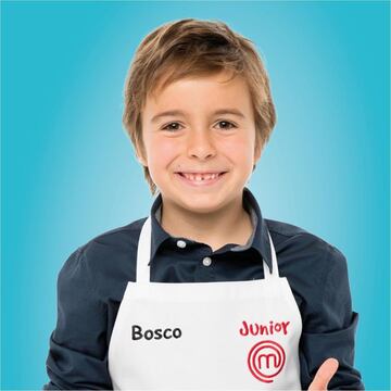 El peque?o Bosco es vallisoletano, aunque reside en Barcelona. Empezar¨ªa con 3 a?os ayudando a su padre, aunque ya con 5 dio un paso m¨¢s. Admite que a¨²n no ha hecho platos dif¨ªciles porque le gustan los m¨¢s normales y pasarlo bien haci¨¦ndolos. Uno de sus deseos para esta edici¨®n, cocinar cerca del mar. Entre sus favoritos, Josetxo, Aleix y Mario Vaquerizo.