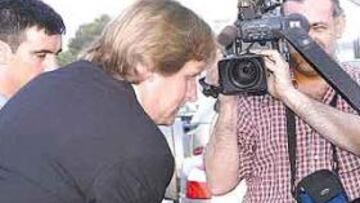 <b>DE ALEMANIA A GETAFE. </b>Schuster voló ayer de Colonia a Barcelona, recogió a su segundo Ruiz en Valencia y anoche firmó ya por el Getafe.