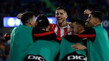 GETAFE (MADRID), 15/05/2025.- Los jugadores del Athletic Club celebran el primer gol del equipo bilbaino durante el partido de la jornada 36 de LaLiga que Getafe CF y Athletic de Bilbao disputan este jueves en el Coliseum de Getafe. EFE/ Mariscal