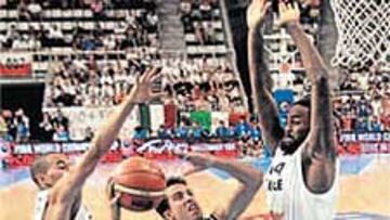 <b>OMNIPRESENTE. </b>Tony Parker también frenó los ataques italianos.