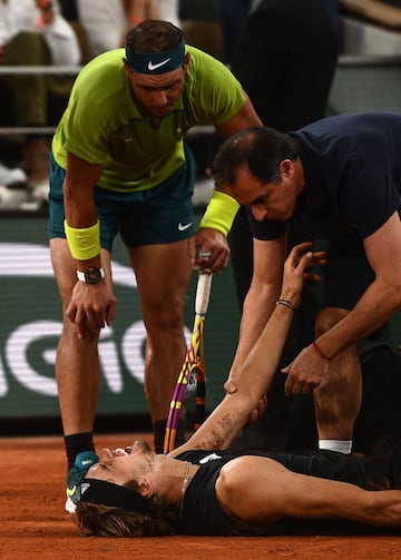 Zverev se torció el tobillo derecho y cayó sobre la arcilla, entre gritos de dolor, al intentar devolver un tiro de drive. Salió en silla de ruedas de la pista para ser atendido y volvió en muletas, con el pie inflamado, para decirle al juez de silla que