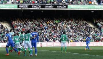 Gol 0-2 de Gareth Bale, durante el partido de la vigésima jornada de Liga de Primera División disputado en el estadio Benito Villamarín de Sevilla.