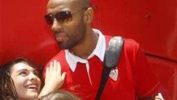 <b>MOLESTIAS.</b> El jugador sevillista se ha resentido de los adductores en el primer entrenamiento de la pretemporada.