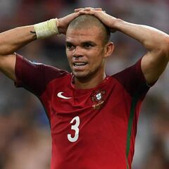 Fernando Santos confía a Pepe toda la seguridad de Portugal