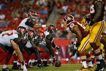 Quarterback Sefo Liufau (8), de los Tampa Bay Buccaneers.