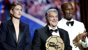 Paris (France), 28/10/2024.- Co-host Didier Drogba R) applauds as Barcelona president Joan Laporta and Barcelona midfielder Alexia Putellas accept the Women's Club of the Year 2024 award on behalf of the team during the Ballon d'Or 2024 ceremony at the Theatre du Chatelet in Paris, France, 28 October 2024. (Francia) EFE/EPA/MOHAMMED BADRA