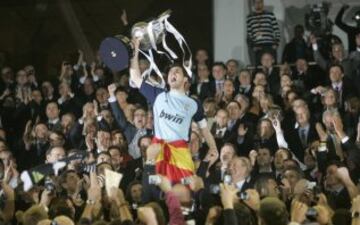 La temporada 2010-2011, Iker se convirti¨® en el capit¨¢n del Real Madrid tras las marchas de Ra¨²l y Guti al concluir la anterior temporada, siendo el quinto portero de la historia del club que ostenta la capitan¨ªa. Con Jose Mourinho en el banquillo, en esa temporada se logr¨® la Copa de SM El Rey que el club no lograba desde hac¨ªa 18 a?os en la final disputada en Mestalla ante el Barcelona.