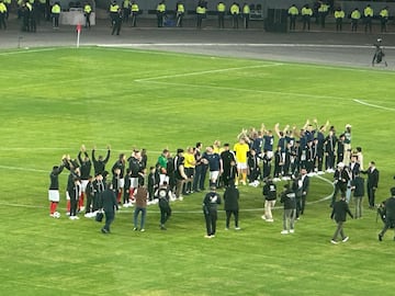 Jugadores sobre el csped del Estadio Internacional de Bengasi.