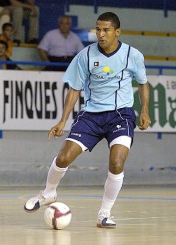 Mito del f¨²tbol sala brasile?o. Estren¨® los premios Futsal Planet Awards (el bal¨®n de oro del futbol sala) conquistando las tres primeras ediciones. Gan¨® los Mundiales de 1992 y 1996 con Brasil, y en las cuatro ediciones que disput¨® en total, anot¨® 43 gol