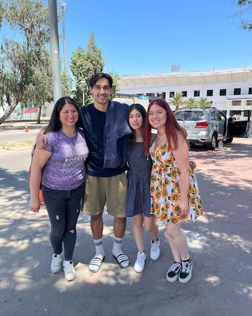 Joshua con parte de su familia durante su visita a Chile en 2024.