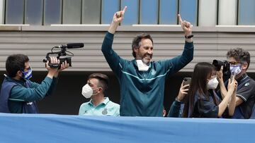 GRAF3207. CORNELLA-EL PRAT (BARCELONA), 09/05/2021.- El entrenador del RCD Espanyol, Vicente Moreno Peris celebra con sus jugadores y los aficionados del equipo en el RCDE Stadium su ascenso a la Primera Divisi&oacute;n de f&uacute;tbol tras empatar a cer