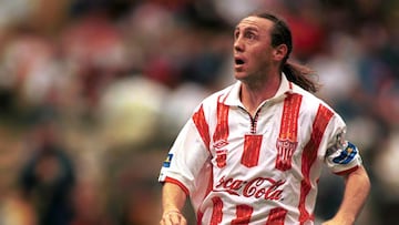 El ícono del Necaxa en la década de los 90 fue buscado por el América, entonces equipo hermano de Los Rayos, pero rechazó las ofertas. A palabras del mismo Aguinaga, cuando la transacción avanzaba, “intervino Ernesto Zedillo, presidente de México, que le iba al Necaxa y habló para que no me fuera”.