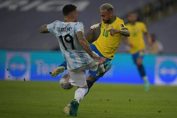 Nicol¨¢s Otamend y Neymar.