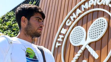 Carlos Alcaraz, ante el logo de Wimbledon.