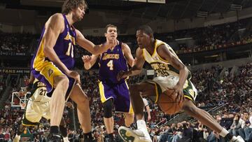 Kevin Durant #35 of the Seattle SuperSonics drives against Pau Gasol #16 and Luke Walton #4 of the Los Angeles Lakers at Key Arena February 24, 2008 in Seattle, Washington. The Lakers defeated the Sonics 111-91.  Otto Greule Jr/Getty Images/AFP =FOR NEWSPAPER, INTERNET, TELCOS AND TELEVISION USE ONLY= MORE ON IMAGEFORUM= 
 PUBLICADA 26/02/08 NA MA39 2COL