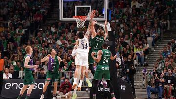 Gabriel Deck, alero del Real Madrid, pugna en las alturas con Dylan Osetkowski, ala-p¨ªvot del Unicaja.
