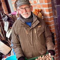 40 años después de cultivar su huerta, recibe una carta que cambia todo: ahora sus huevos son “residuo peligroso”