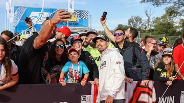 Maverick Viñales con los fans en Jerez.