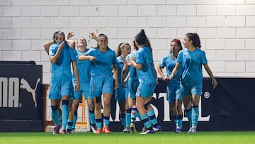 Las jugadoras del Athletic celebran el 1-2 de Zugasti ante el Valencia.