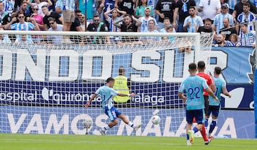 Aprobados y suspensos del Málaga: las lágrimas de Larrubia y Jauregi, a lo Van Basten