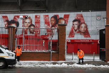 Trabajadores limpian la nieve fuera del estadio.