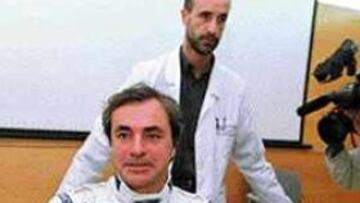 <b>COMPARECENCIA.</b> Carlos Sainz explicó lo ocurrido ante la Prensa en el hospital de Reus.