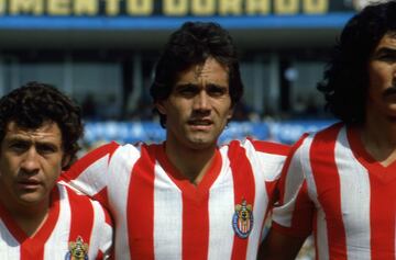 Fernando Quirarte (en medio) durante un duelo de las Chivas.