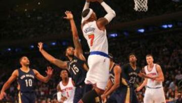 Carmelo Anthony sobre Alonzo Gee con Davis de fondo.