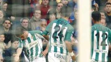 <b>PURO ARTE. </b>Joaquín, en plena celebración torera, junto a Edu y Oliveira, en un partido contra el Barça.