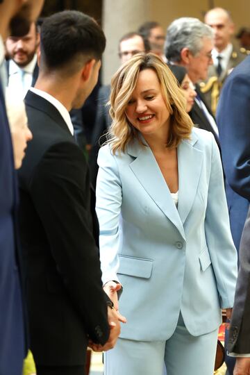 La Ministra de Educaci¨®n, Formaci¨®n Profesional y Deportes, Pilar Alegr¨ªa, saludando al tenista espa?ol, Carlos Alcaraz.