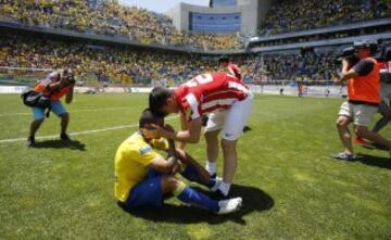 Los jugadores del Athletic B intentan consolar a los jugadores del Cádiz. 