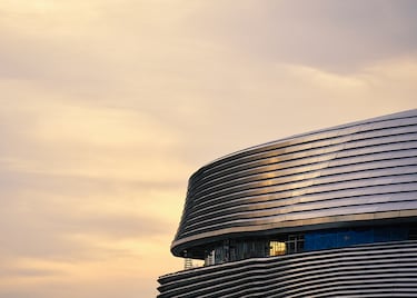 Detalle de la fachada del estadio Santiago Bernabéu durante un atardecer.