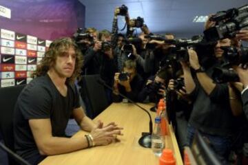Carles Puyol jugador del Barcelona anuncia  a los medios de comunicación durante una rueda de prensa que dejará el club catalán al final de la temporada.