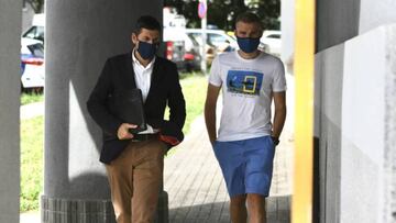 Álex Bergantiños y su abogado acudiendo a declarar a la Policía.